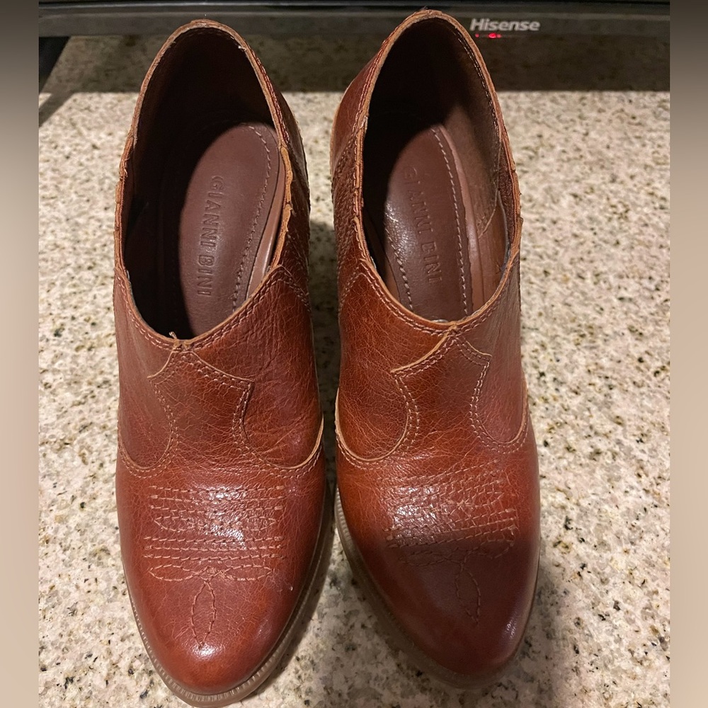Gianni Bini Women’s cowboy boots brownish